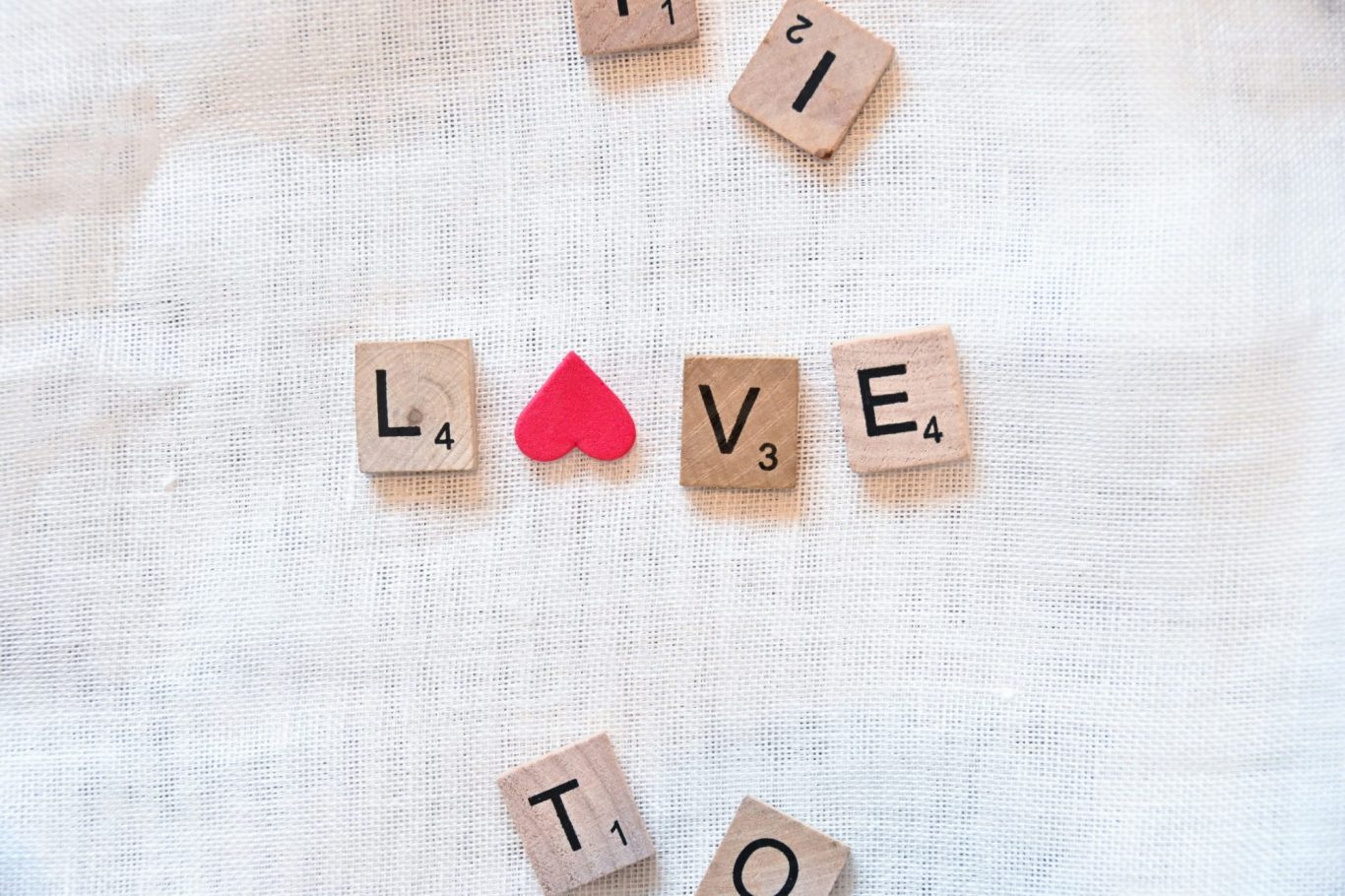 Texture d'un tissu épais et torsadé, avec un texte en surimpression sur un fond clair.